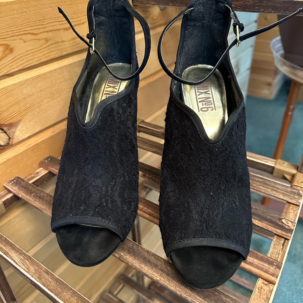 Mixed number six black lace, high heel shoes